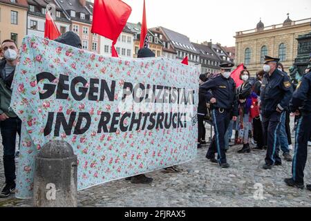 AM 25. Avril 2021 demonstrierten in München fast ein Dutzend Neonazis von der NPD oder dem III Weg im Gedenken an den Altnazi Reinhold Elstner, der sich am 25. Avril 1995 auf den Stufen der Münchener Feldherrnhalle aus protestate gegen die Wehrmachtsausstellung selbst anzüdete. AM Rande der Kundgebung kam es zwischen der Polizei und der Antifa zu Rangeleien und Schlagstockeinsatz. - le 25 2021 avril, près d'une douzaine de nouveau-nés du NPD et III Weg démontra à Munich, en Allemagne, de se souvenir de l'ancien nazi Reinhold Elstner, qui s'est brûlé pour protester contre l'exposition Wehrmacht en 1995. Sur t Banque D'Images