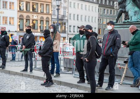 AM 25. Avril 2021 demonstrierten in München fast ein Dutzend Neonazis von der NPD oder dem III Weg im Gedenken an den Altnazi Reinhold Elstner, der sich am 25. Avril 1995 auf den Stufen der Münchener Feldherrnhalle aus protestate gegen die Wehrmachtsausstellung selbst anzüdete. AM Rande der Kundgebung kam es zwischen der Polizei und der Antifa zu Rangeleien und Schlagstockeinsatz. - le 25 2021 avril, près d'une douzaine de nouveau-nés du NPD et III Weg démontra à Munich, en Allemagne, de se souvenir de l'ancien nazi Reinhold Elstner, qui s'est brûlé pour protester contre l'exposition Wehrmacht en 1995. Sur t Banque D'Images