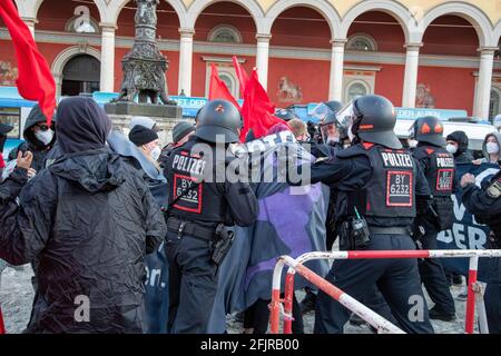 AM 25. Avril 2021 demonstrierten in München fast ein Dutzend Neonazis von der NPD oder dem III Weg im Gedenken an den Altnazi Reinhold Elstner, der sich am 25. Avril 1995 auf den Stufen der Münchener Feldherrnhalle aus protestate gegen die Wehrmachtsausstellung selbst anzüdete. AM Rande der Kundgebung kam es zwischen der Polizei und der Antifa zu Rangeleien und Schlagstockeinsatz. - le 25 2021 avril, près d'une douzaine de nouveau-nés du NPD et III Weg démontra à Munich, en Allemagne, de se souvenir de l'ancien nazi Reinhold Elstner, qui s'est brûlé pour protester contre l'exposition Wehrmacht en 1995. Sur t Banque D'Images