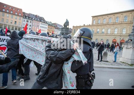 AM 25. Avril 2021 demonstrierten in München fast ein Dutzend Neonazis von der NPD oder dem III Weg im Gedenken an den Altnazi Reinhold Elstner, der sich am 25. Avril 1995 auf den Stufen der Münchener Feldherrnhalle aus protestate gegen die Wehrmachtsausstellung selbst anzüdete. AM Rande der Kundgebung kam es zwischen der Polizei und der Antifa zu Rangeleien und Schlagstockeinsatz. - le 25 2021 avril, près d'une douzaine de nouveau-nés du NPD et III Weg démontra à Munich, en Allemagne, de se souvenir de l'ancien nazi Reinhold Elstner, qui s'est brûlé pour protester contre l'exposition Wehrmacht en 1995. Sur t Banque D'Images