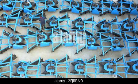 Lianyungang, Chine. 25 avril 2021. Les cultivateurs rotatifs se vendent bien pendant le labour de printemps à Lianyungang, Jiangsu, en Chine, le 25 avril 2021.(photo de TPG/cnschotos) crédit: TopPhoto/Alay Live News Banque D'Images