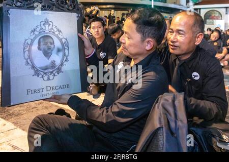 Des amateurs de photographie aux funérailles du roi Bhumibol Adulyadej, Bangkok, Thaïlande