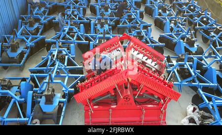 Lianyungang, Chine. 25 avril 2021. Les cultivateurs rotatifs se vendent bien pendant le labour de printemps à Lianyungang, Jiangsu, en Chine, le 25 avril 2021.(photo de TPG/cnschotos) crédit: TopPhoto/Alay Live News Banque D'Images