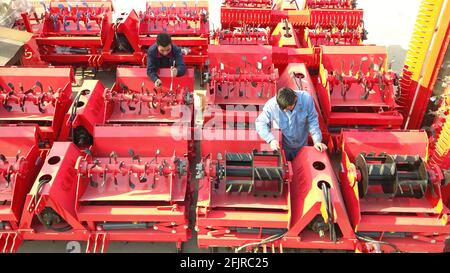 Lianyungang, Chine. 25 avril 2021. Les cultivateurs rotatifs se vendent bien pendant le labour de printemps à Lianyungang, Jiangsu, en Chine, le 25 avril 2021.(photo de TPG/cnschotos) crédit: TopPhoto/Alay Live News Banque D'Images