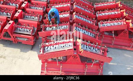 Lianyungang, Chine. 25 avril 2021. Les cultivateurs rotatifs se vendent bien pendant le labour de printemps à Lianyungang, Jiangsu, en Chine, le 25 avril 2021.(photo de TPG/cnschotos) crédit: TopPhoto/Alay Live News Banque D'Images