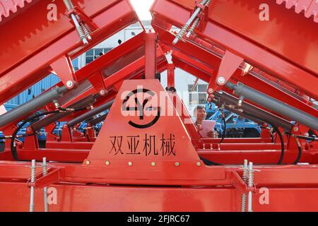 Lianyungang, Chine. 25 avril 2021. Les cultivateurs rotatifs se vendent bien pendant le labour de printemps à Lianyungang, Jiangsu, en Chine, le 25 avril 2021.(photo de TPG/cnschotos) crédit: TopPhoto/Alay Live News Banque D'Images