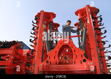 Lianyungang, Chine. 25 avril 2021. Les cultivateurs rotatifs se vendent bien pendant le labour de printemps à Lianyungang, Jiangsu, en Chine, le 25 avril 2021.(photo de TPG/cnschotos) crédit: TopPhoto/Alay Live News Banque D'Images