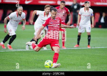 Roberto Soldado de Grenade pendant le championnat d'Espagne la Ligue de football match entre Sevilla FC et Grenade CF le 25 avril 2021 au stade Ramon Sanchez Pizjuan à Séville, Espagne - photo Joaquin Corchero / Espagne DPPI / DPPI / LiveMedia Banque D'Images