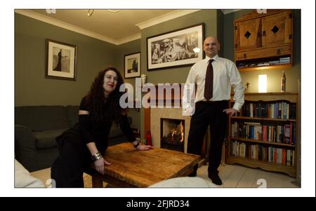 Azita et Mark Horwood dans leur maison à Surbiton, Londonpic David Sandison 27/1/2005 Banque D'Images