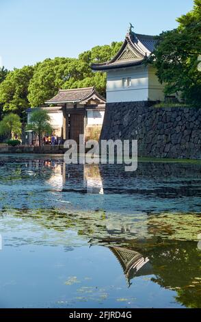 La vue de la porte Kokyo Otemon (est) se reflétant dans l'eau de Kikyobon fossé autour du Palais impérial de Tokyo. Tokyo. Japon Banque D'Images