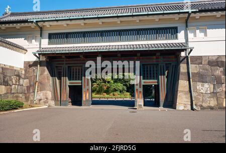 Vue sur la porte Kokyo Otemon (est) - l'entrée du jardin impérial est du Palais impérial de Tokyo. Tokyo. Japon Banque D'Images