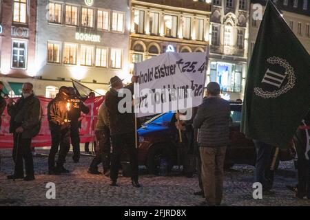 AM 25. Avril 2021 demonstrierten in München fast ein Dutzend Neonazis von der NPD oder dem III Weg im Gedenken an den Altnazi Reinhold Elstner, der sich am 25. Avril 1995 auf den Stufen der Münchener Feldherrnhalle aus protestate gegen die Wehrmachtsausstellung selbst anzüdete. AM Rande der Kundgebung kam es zwischen der Polizei und der Antifa zu Rangeleien und Schlagstockeinsatz. - le 25 2021 avril, près d'une douzaine de nouveau-nés du NPD et III Weg démontra à Munich, en Allemagne, de se souvenir de l'ancien nazi Reinhold Elstner, qui s'est brûlé pour protester contre l'exposition Wehrmacht en 1995. Sur t Banque D'Images