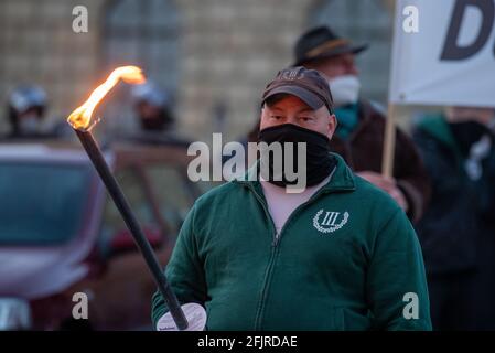 AM 25. Avril 2021 demonstrierten in München fast ein Dutzend Neonazis von der NPD oder dem III Weg im Gedenken an den Altnazi Reinhold Elstner, der sich am 25. Avril 1995 auf den Stufen der Münchener Feldherrnhalle aus protestate gegen die Wehrmachtsausstellung selbst anzüdete. AM Rande der Kundgebung kam es zwischen der Polizei und der Antifa zu Rangeleien und Schlagstockeinsatz. - le 25 2021 avril, près d'une douzaine de nouveau-nés du NPD et III Weg démontra à Munich, en Allemagne, de se souvenir de l'ancien nazi Reinhold Elstner, qui s'est brûlé pour protester contre l'exposition Wehrmacht en 1995. Sur t Banque D'Images