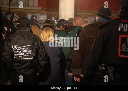 AM 25. Avril 2021 demonstrierten in München fast ein Dutzend Neonazis von der NPD oder dem III Weg im Gedenken an den Altnazi Reinhold Elstner, der sich am 25. Avril 1995 auf den Stufen der Münchener Feldherrnhalle aus protestate gegen die Wehrmachtsausstellung selbst anzüdete. AM Rande der Kundgebung kam es zwischen der Polizei und der Antifa zu Rangeleien und Schlagstockeinsatz. - le 25 2021 avril, près d'une douzaine de nouveau-nés du NPD et III Weg démontra à Munich, en Allemagne, de se souvenir de l'ancien nazi Reinhold Elstner, qui s'est brûlé pour protester contre l'exposition Wehrmacht en 1995. Sur t Banque D'Images