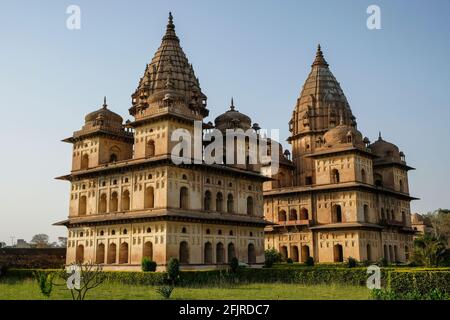 Chhatris, monuments funéraires dédiés à la royauté du XVIe et XVIIe siècle à Orcha, Madhya Pradesh, Inde. Banque D'Images