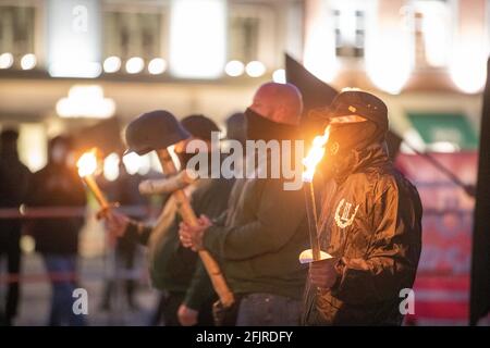 AM 25. Avril 2021 demonstrierten in München fast ein Dutzend Neonazis von der NPD oder dem III Weg im Gedenken an den Altnazi Reinhold Elstner, der sich am 25. Avril 1995 auf den Stufen der Münchener Feldherrnhalle aus protestate gegen die Wehrmachtsausstellung selbst anzüdete. AM Rande der Kundgebung kam es zwischen der Polizei und der Antifa zu Rangeleien und Schlagstockeinsatz. - le 25 2021 avril, près d'une douzaine de nouveau-nés du NPD et III Weg démontra à Munich, en Allemagne, de se souvenir de l'ancien nazi Reinhold Elstner, qui s'est brûlé pour protester contre l'exposition Wehrmacht en 1995. Sur t Banque D'Images