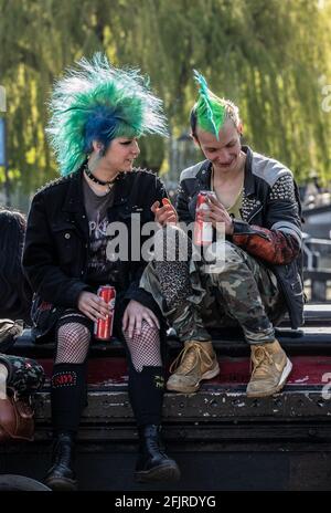 Les punks s'assoient sur le pont au-dessus de Camden Lock, dans la destination touristique populaire de Camden Town, dans le nord-ouest de Londres, Angleterre, Royaume-Uni Banque D'Images