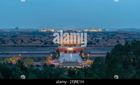 Vue sur la Cité interdite et la ligne d'horizon de Pékin à nuit Banque D'Images