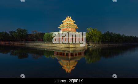 Vue de nuit de la tourelle de la Cité interdite à Beijing, en Chine. La Cité interdite était le capitole impérial des anciennes dynasties chinoises dans le centre de Beij Banque D'Images