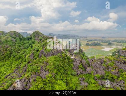 Haut pagode du temple Hang Mua, champs de riz, Ninh Binh, Vietnam. Le Vietnam rouvre ses frontières après la quarantaine coronovirus COVID 19 Banque D'Images