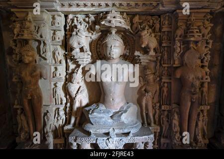 Détail du temple de Parsvanath à Khajuraho, Madhya Pradesh, Inde. Fait partie du Groupe de monuments de Khajuraho, un site du patrimoine mondial de l'UNESCO. Banque D'Images