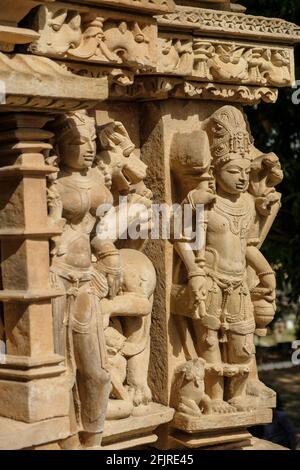 Détail du temple de Parsvanath à Khajuraho, Madhya Pradesh, Inde. Fait partie du Groupe de monuments de Khajuraho, un site du patrimoine mondial de l'UNESCO. Banque D'Images