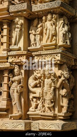 Détail du temple de Parsvanath à Khajuraho, Madhya Pradesh, Inde. Fait partie du Groupe de monuments de Khajuraho, un site du patrimoine mondial de l'UNESCO. Banque D'Images