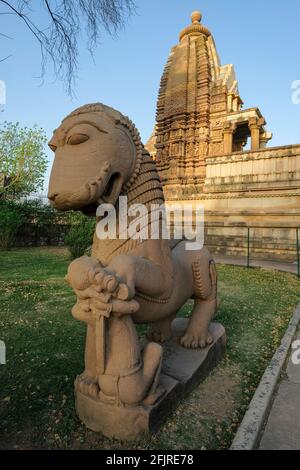 Le temple Lakshmi à Khajuraho, Madhya Pradesh, Inde. Fait partie du Groupe de monuments de Khajuraho, un site du patrimoine mondial de l'UNESCO. Banque D'Images