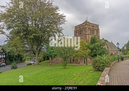 Église de la réforme unie de St George, Thornton Hough, Royaume-Uni; construite en 1906 pour Lord Leverhulme dans le style néo-normand Banque D'Images