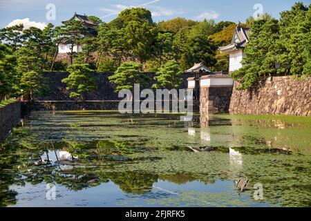 Le fossé de Kikyo-bori a surgrandi avec des plantes aquatiques autour de Tokyo Le mur extérieur du Palais impérial avec la porte Kikyo-mon (Porte d'uchi Sakurada-mon) sur la ba Banque D'Images