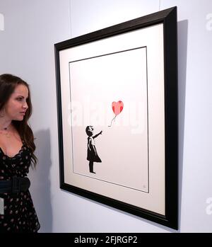 Girl with Balloon est une série de pochoirs de Londres 2002-commencée par l'artiste de graffiti Banksy, représentant une jeune fille avec sa main étendue vers un ballon rouge en forme de coeur porté par le vent. Banque D'Images