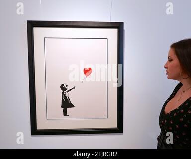 Girl with Balloon est une série de pochoirs de Londres 2002-commencée par l'artiste de graffiti Banksy, représentant une jeune fille avec sa main étendue vers un ballon rouge en forme de coeur porté par le vent. Banque D'Images