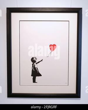 Girl with Balloon est une série de pochoirs de Londres 2002-commencée par l'artiste de graffiti Banksy, représentant une jeune fille avec sa main étendue vers un ballon rouge en forme de coeur porté par le vent. Banque D'Images