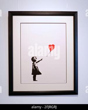 Girl with Balloon est une série de pochoirs de Londres 2002-commencée par l'artiste de graffiti Banksy, représentant une jeune fille avec sa main étendue vers un ballon rouge en forme de coeur porté par le vent. Banque D'Images