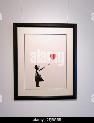 Girl with Balloon est une série de pochoirs de Londres 2002-commencée par l'artiste de graffiti Banksy, représentant une jeune fille avec sa main étendue vers un ballon rouge en forme de coeur porté par le vent. Banque D'Images