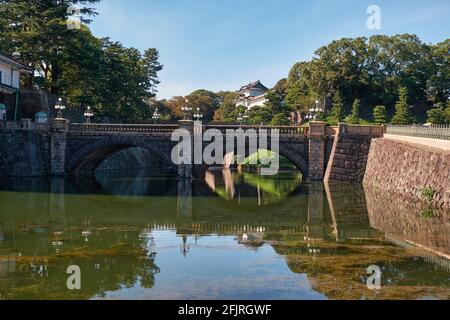 Le pont Seimon Ishibashi mène à la porte principale du Palais impérial de Tokyo. Il est connu sous le nom de pont de lunettes (Meganebashi) en raison de son arche de pierre Banque D'Images