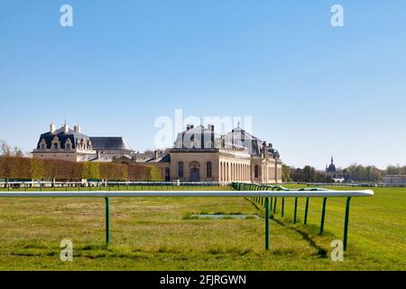 Chantilly, France - avril 25 2021 : les grandes écuries, siège du Musée vivant du Cheval (en français : Musée vivant du Cheval). Banque D'Images