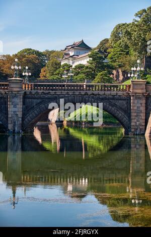 Le pont Seimon Ishibashi mène à la porte principale du Palais impérial de Tokyo. Il est connu sous le nom de pont de lunettes (Meganebashi) en raison de son arche de pierre Banque D'Images