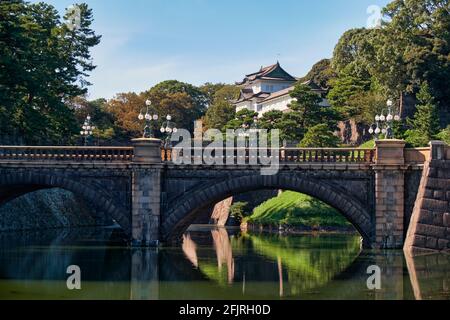 Le pont Seimon Ishibashi mène à la porte principale du Palais impérial de Tokyo. Il est connu sous le nom de pont de lunettes (Meganebashi) en raison de son arche de pierre Banque D'Images