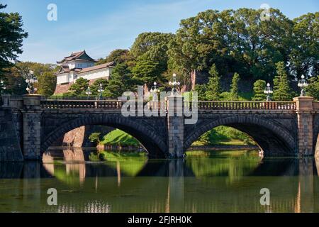 Le pont Seimon Ishibashi mène à la porte principale du Palais impérial de Tokyo. Il est connu sous le nom de pont de lunettes (Meganebashi) en raison de son arche de pierre Banque D'Images