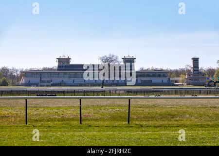 Chantily, France - avril 25 2021 : l'hippodrome de Chantilly est un champ de courses de gazon pour les courses de chevaux. Banque D'Images