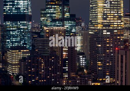 Tokyo City illumine le fond de la scène nocturne. Les lumières vives des gratte-ciels de Shiodome, dans le quartier de Minato la nuit. La vue de la Tour de Tokyo observation de Banque D'Images