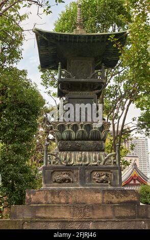 La pagode de hokyoin à grande pagode de bronze représentant les cinq éléments de la cosmologie japonaise au temple Sensoji Kannon à Asakusa. Tokyo. Japon Banque D'Images