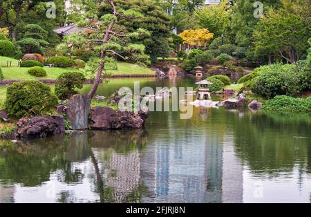 Un étang au centre de l'ancien jardin Yasuda (Kyu-yasuda Teien), un petit jardin japonais de promenade situé à Ryogoku. Tokyo. Japon Banque D'Images