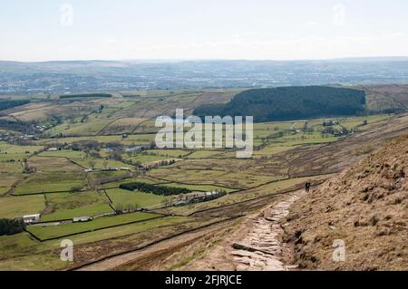 Autour du Royaume-Uni - en regardant vers le sud depuis Pendle Hill on Un jour clair en avril 2021 dans les jours suivants La fin du « verrouillage » Covid Banque D'Images