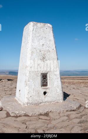 Autour du Royaume-Uni - le point de « Trig » au sommet De Pendle Hill par une journée claire en avril 2021 Dans les jours qui suivent la fin du « verrouillage » Covid Banque D'Images