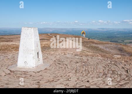 Autour du Royaume-Uni - le point de « Trig » au sommet De Pendle Hill par une journée claire en avril 2021 Dans les jours qui suivent la fin du « verrouillage » Covid Banque D'Images