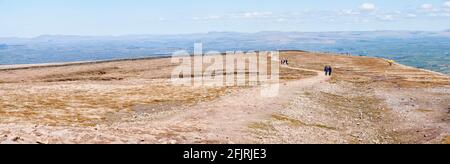 Autour du Royaume-Uni - Pendle Hill lors d'une journée claire en avril 2021, dans les jours qui suivent la fin du « verrouillage » Covid regardant le nord depuis le sommet. Banque D'Images