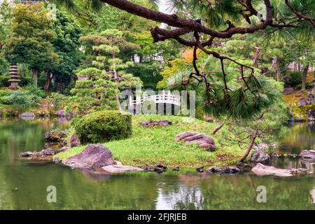 Un étang au centre de l'ancien jardin Yasuda (Kyu-yasuda Teien), un petit jardin japonais de promenade situé à Ryogoku. Tokyo. Japon Banque D'Images