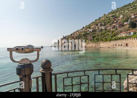 Alanya, Turquie. 7 avril 2021 magnifique vue sur Alanya péninsulaire et l'ancien chantier naval et les murs du château depuis le port Banque D'Images